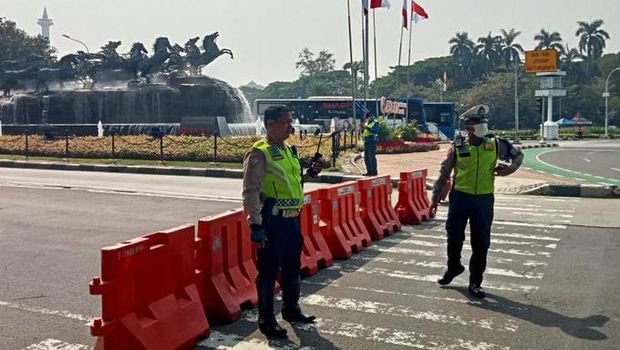 Polisi mengimbau masyarakat menghindari kawasan Patung Kuda yang ada di silang Monas karena sedang berlangsung aksi demonstrasi. (Twitter @TMCPoldaMetro)