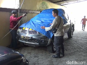 Pria di Lumajang Rusak Mobil Polisi, Kaca Dilempar Batako hingga Pecah