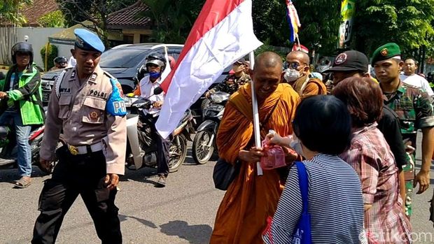 Rombongan 32 biksu yang menjalankan ritual thudong telah tiba di Pekalongan, Jawa Tengah, Kamis (25/5/2023).