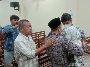 Momen Eks Rektor Unila Karomani Peluk Kedua Anaknya saat Sidang Diskors