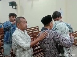Momen Eks Rektor Unila Karomani Peluk Kedua Anaknya saat Sidang Diskors