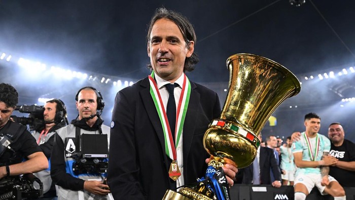 ROME, ITALY - MAY 24:  Head coach of FC Internazionale Simone Inzaghi celebrates the win with the trophy during the award ceremony at the end of the Coppa Italia final match between ACF Fiorentina and FC Internazionale at Stadio Olimpico on May 24, 2023 in Rome, Italy. (Photo by Mattia Ozbot - Inter/Inter via Getty Images)