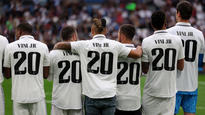 Soccer Football - LaLiga - Real Madrid v Rayo Vallecano - Santiago Bernabeu, Madrid, Spain - May 24, 2023 Real Madrids players wear shirts in support of Vinicius Junior before the match REUTERS/Violeta Santos Moura