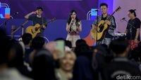 Soegi Bornean Hibur Peserta #DemiIndonesia Goes To Campus Unair