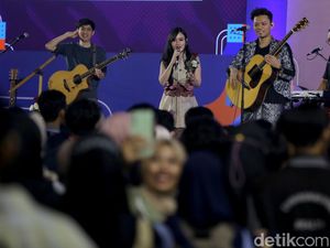 Soegi Bornean Hibur Peserta #DemiIndonesia Goes To Campus Unair