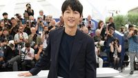 8 Foto Song Joong Ki Datang ke Festival Film Cannes 2023 Tanpa Istri Baru