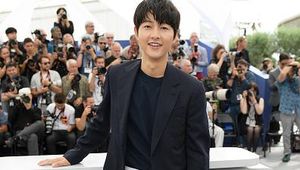 8 Foto Song Joong Ki Datang ke Festival Film Cannes 2023 Tanpa Istri Baru