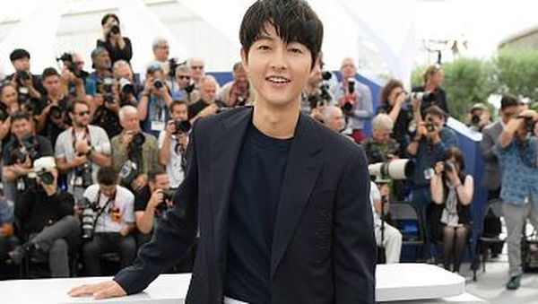 8 Foto Song Joong Ki Datang ke Festival Film Cannes 2023 Tanpa Istri Baru