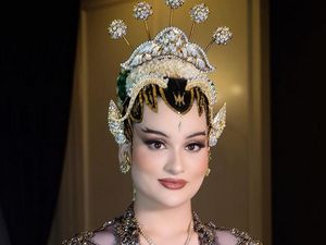 Cantiknya Putri Artis Legend Enny Beatrice Nikah Adat Jawa di Malaysia Cantiknya Putri Artis Legend Enny Beatrice Nikah Adat Jawa di Malaysia