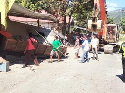 Dump Truk Tabrak Pagar Rumah Warga di Bima, 2 Orang Meninggal