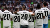 Seluruh pemain Real Madrid memakai jersey nomor 20 milik Vinicius sebelum kick-off. (Foto: REUTERS/VIOLETA SANTOS MOURA)
