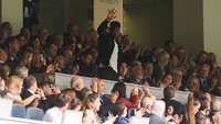 Vinicius juga mendapat aplaus saat berada di tribun menyaksikan rekan setimnya bertanding melawan Rayo Vallecano. (Foto: Getty Images/Florencia Tan Jun)