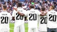 Skuad Real Madrid menunjukkan solidaritas kepada Vinicius saat menjamu Rayo Vallecano, Kamis (25/5/2023) dini hari WIB. (Foto: Getty Images/Florencia Tan Jun)