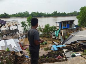 9 Rumah di Tanjabbar Jambi Ambruk Diterjang Tanah Longsor