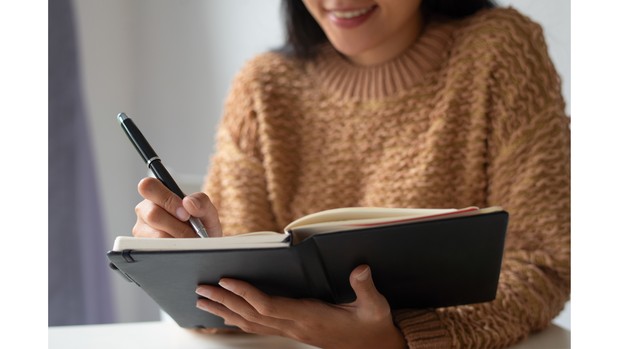 Ilustrasi seseorang yang tengah menulis.