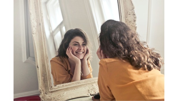 Ilustrasi seseorang yang terlihat terpesona.