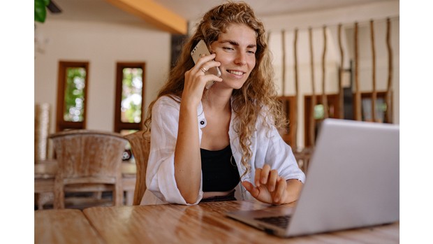 Ilustrasi seorang perempuan yang terlihat penuh keramahan.