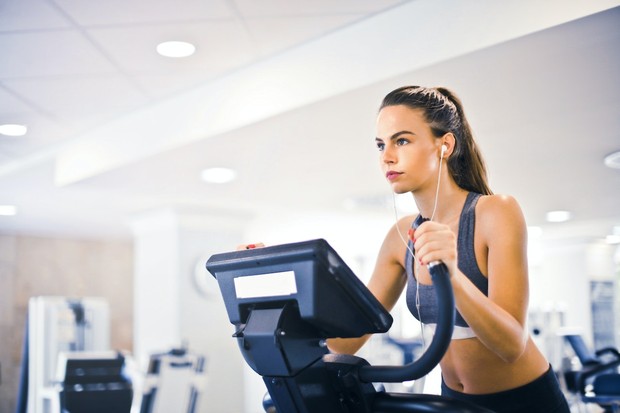 Berolahraga dengan treadmill, salah satu bentuk kardio untuk mengecilkan lengan/Foto: Pexels/Andrea Piacquadio
