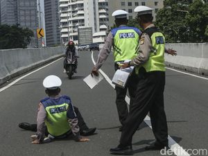 Aksi Polisi Tilang Pemotor Nakal di JLNT Casablanka Aksi Polisi Tilang Pemotor Nakal di JLNT Casablanka