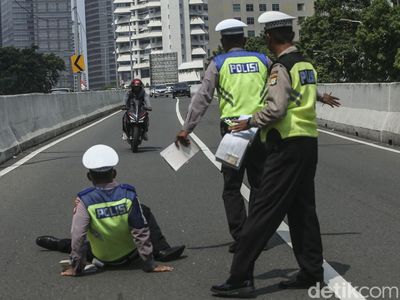 Aksi Polisi Tilang Pemotor Nakal di JLNT Casablanka