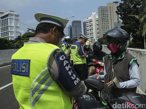 Tilang Manual Berlaku, Polisi Kembali Turun ke Jalan Tilang Manual Berlaku, Polisi Kembali Turun ke Jalan