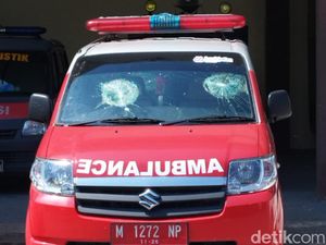 Kaca Ambulans RSUD Sampang Dipecah Saat Antar Jenazah ke Rumah Duka Kaca Ambulans RSUD Sampang Dipecah Saat Antar Jenazah ke Rumah Duka