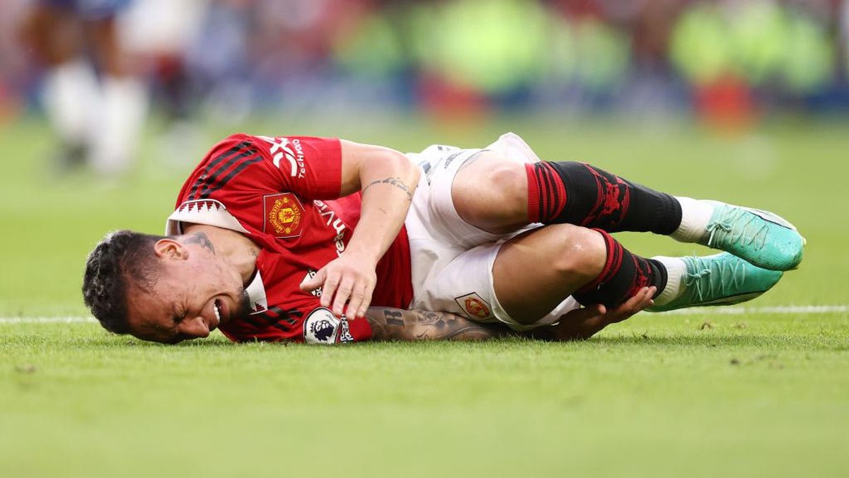 Antony cedera saat Manchester United menang atas Chelsea (Foto: Getty Images/Naomi Baker)