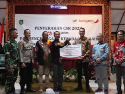 Pulau Kangean Lebih Terang Dengan CSR PJU Solar Cell dari Bank Jatim