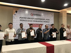 Bawaslu Teken MoU dengan 76 Organisasi Kuatkan Pemantau Pemilu 2024