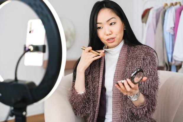 beauty vlogger/Foto: pexels.com/Anna Shvets beauty vlogger sebagai tambahan penghasilan