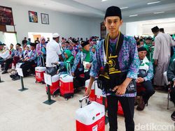 Haru dan Bahagia Bobi Berangkat ke Tanah Suci Gantikan Almarhumah Ibu