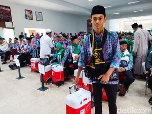 Haru dan Bahagia Bobi Berangkat ke Tanah Suci Gantikan Almarhumah Ibu