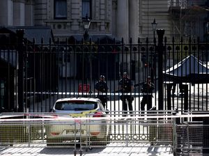 Detik-detik Mobil Tabrak Gerbang Rumah Dinas PM Inggris