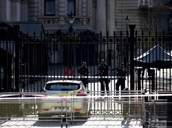 Detik-detik Mobil Tabrak Gerbang Rumah Dinas PM Inggris