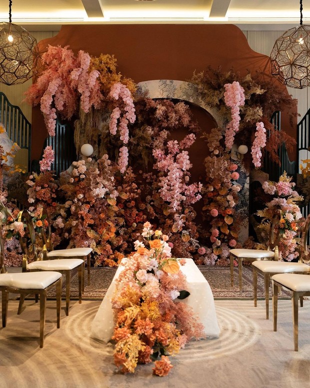 Dekorasi lamaran Enzy Storia penuh dengan bunga anggrek oleh @derai.studio