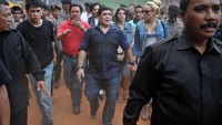 Setibanya di Jakarta, Maradona mendatangi Stadion Gelora Bung Karno. Terlihat eks pemain Argentinos Junior, Boca Juniors, Napoli, Barcelona, dan Sevilla itu dikawal saat berjalan di area pinggir lapangan SUGBK. (Foto: BAY ISMOYO/AFP via Getty Images)