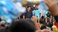 Maradona mendapat sambutan meriah saat itu. (Foto: BAY ISMOYO/AFP via Getty Images)