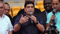 Maradona terlihat memberi pelatihan di SUGBK. (Foto: BAY ISMOYO/AFP via Getty Images)