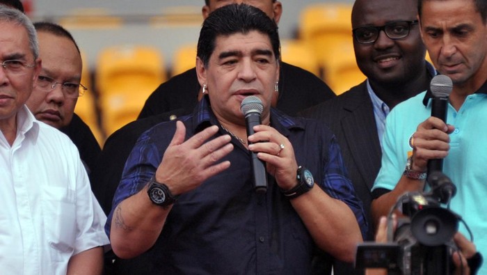 Argentina's football legend Diego Maradona (C) meets his fans during a coaching clinic session at Bung Karno stadium in Jakarta on June 29, 2013. Maradona will attend several football events during his four day visit. AFP PHOTO / Bay ISMOYO        (Photo credit should read BAY ISMOYO/AFP via Getty Images)