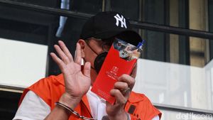 Diperiksa KPK, Muchamad Hikmat Tutupi Wajah