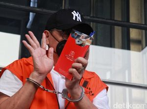 Diperiksa KPK, Muchamad Hikmat Tutupi Wajah