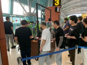 Bareskrim Kawal Deportasi 52 WNA Sindikat Fraud Internasional di Jakarta