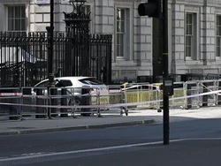 Tabrakkan Mobil di Gerbang Rumah Dinas PM Inggris, Seorang Pria Dicokok