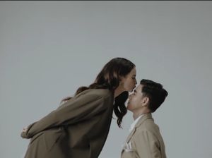 8 Foto Prewedding Enzy Storia dan Molen Kasetra, Gaya Casual Hingga Baju Adat 8 Foto Prewedding Enzy Storia dan Molen Kasetra, Gaya Casual Hingga Baju Adat