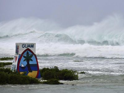 Guam AS Porak-poranda Disapu Topan Mawar