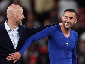 Foto Ziyech Haha Hihi sama Ten Hag Usai MU Permalukan Chelsea