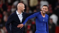 Usai laga, Ziyech terlihat asyik bercengkerama sambil haha hihi dengan Manajer MU Erik ten Hag. Ekspresinya ini, usai kekalahan Chelsea, mengundang pergunjingan dari fans si Biru. Foto: Getty Images/Catherine Ivill