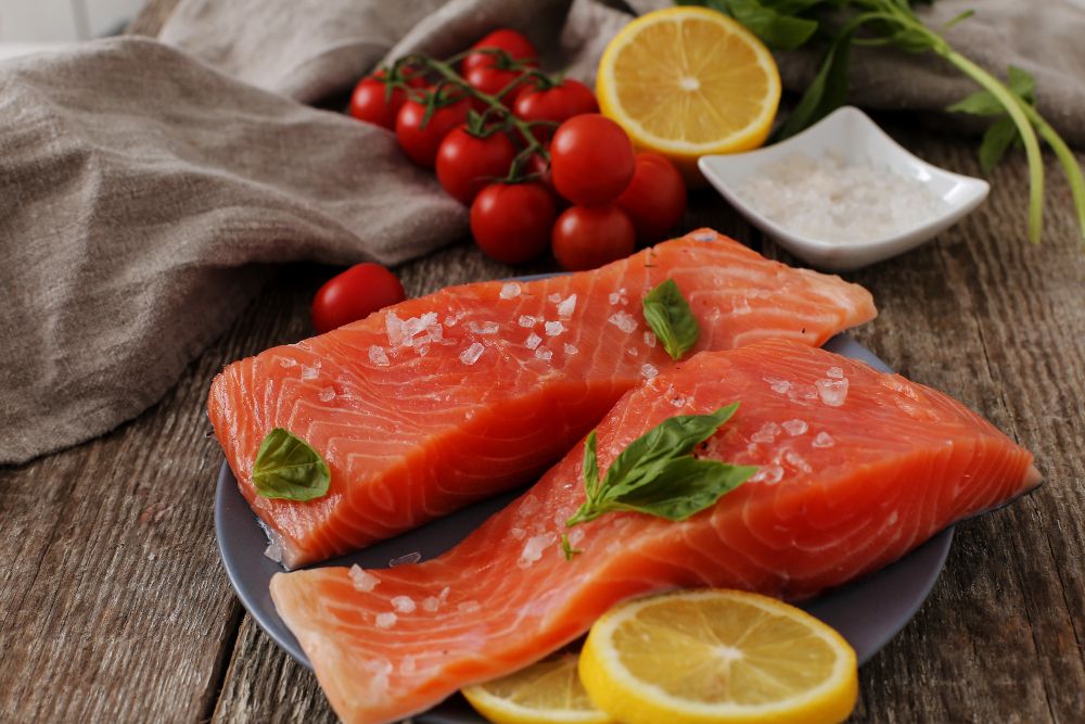 Kandungan omega 3 dalam ikan salmon sangat bermanfaat untuk meredakan nyeri saat menstruasi.