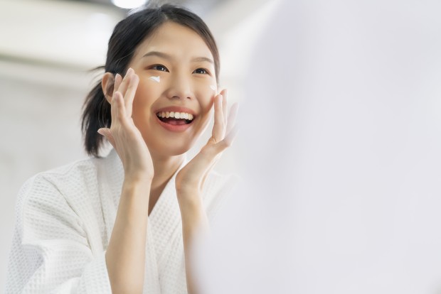 Ilustrasi memakai skin care/Foto: Freepik.com/Lifestylememory