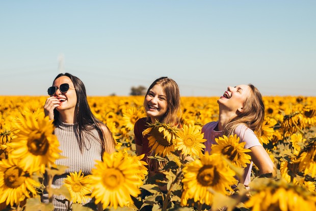 Ilustrasi suasana positif/Foto: Unsplash/Antonino Visalli